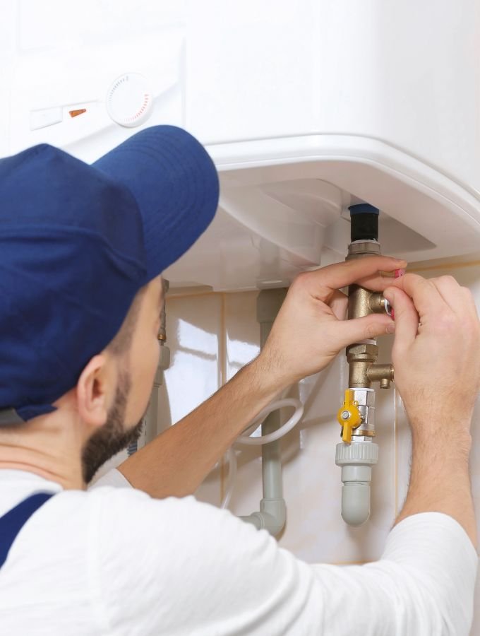 Especialista da Doutor House a fazer manutenção de termoacumulador