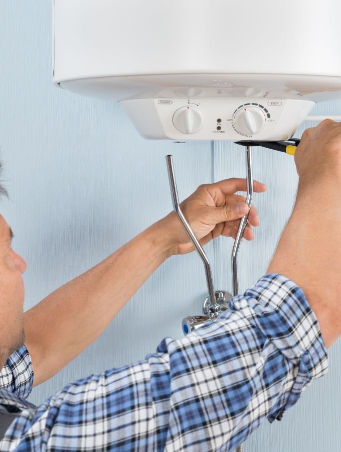 Reparação de termoacumulador suspenso por técnico certificado da Doutor House