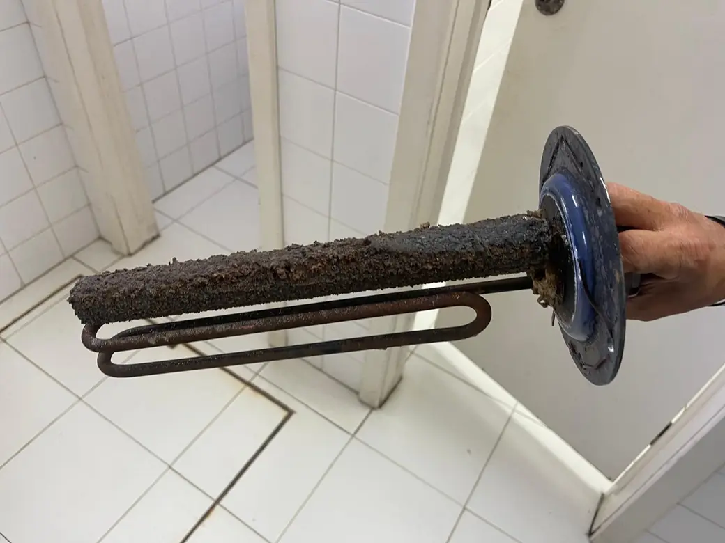 Resistência retirada de um termoacumulador com depósitos de calcário