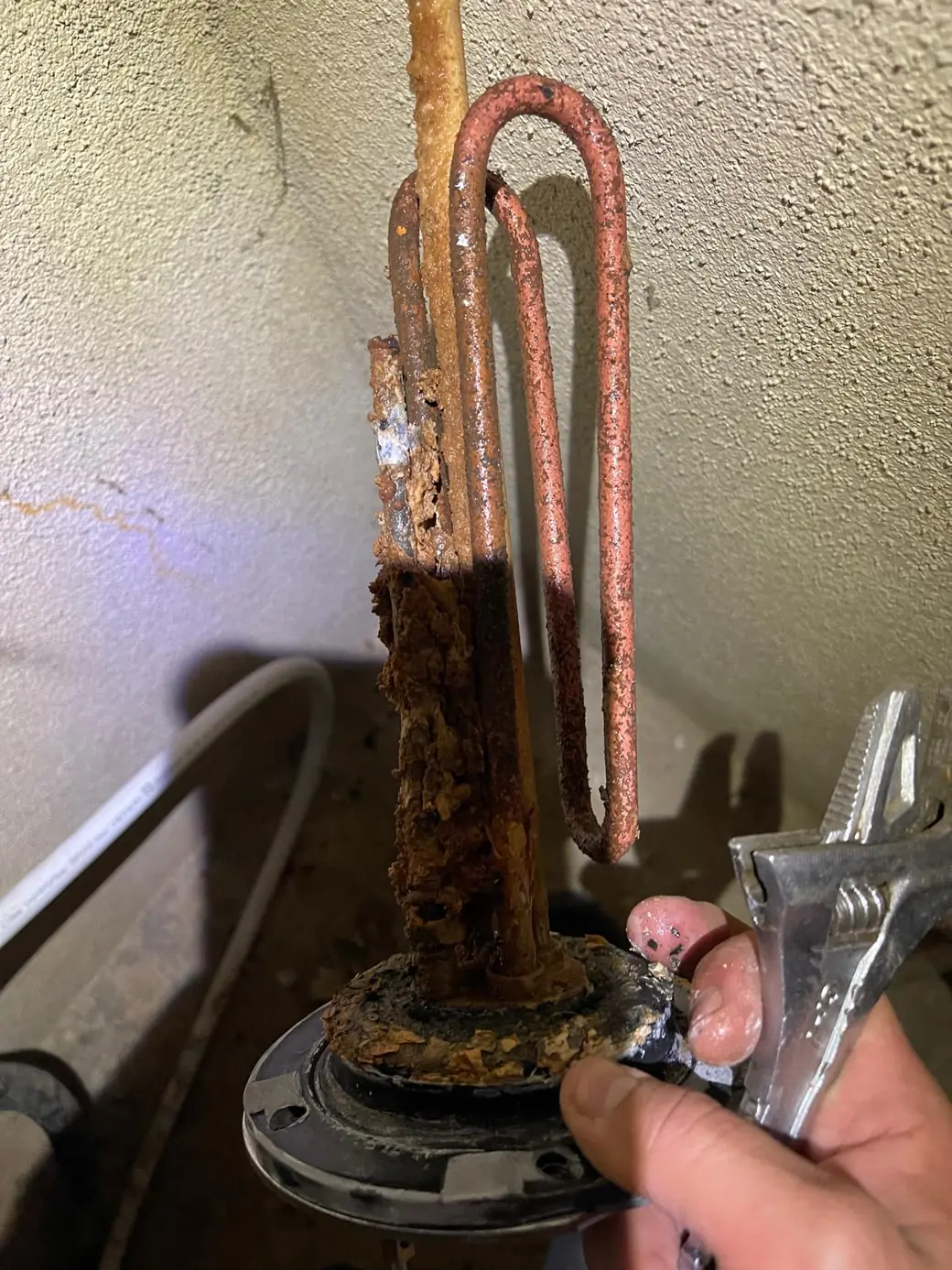 Resistência retirada de um termoacumulador com depósitos de calcário
