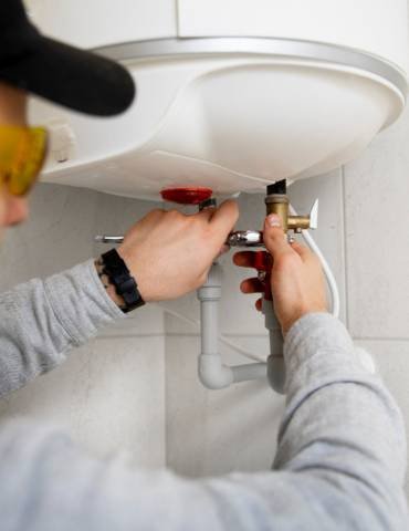 Técnico da Doutor House a ajustar válvula de segurança de termoacumulador