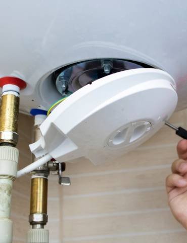 Verificação dos componentes internos do termoacumulador por técnico da Doutor House